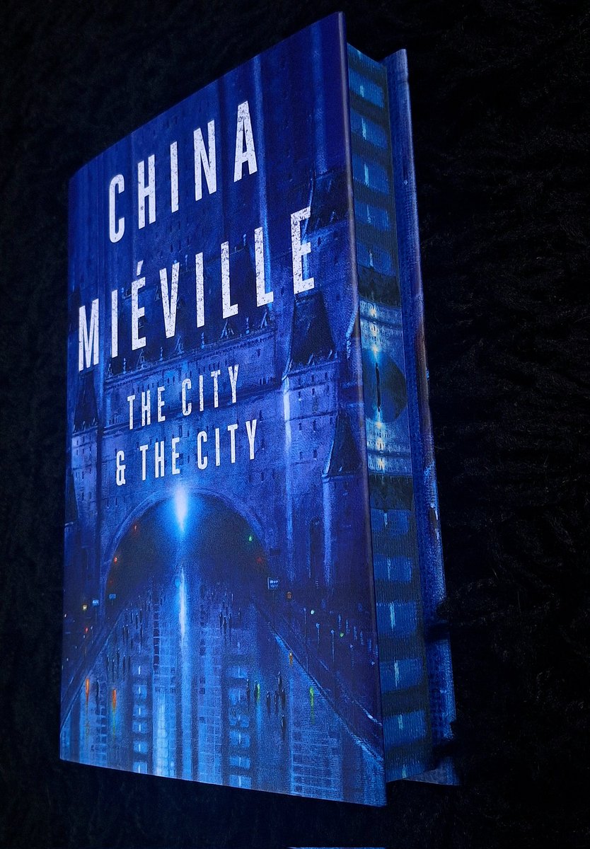 CrabbeToby's tweet photo. Stunning work from @binding_broken yet again with 'The City & The City', by China Miéville 🌇🏙🔦. Growing the collection! #chinamieville #brokenbinding #newcrobuzon #beautifulbooks #writingcommunity #readingcommunity https://t.co/Bj4UG0oepa