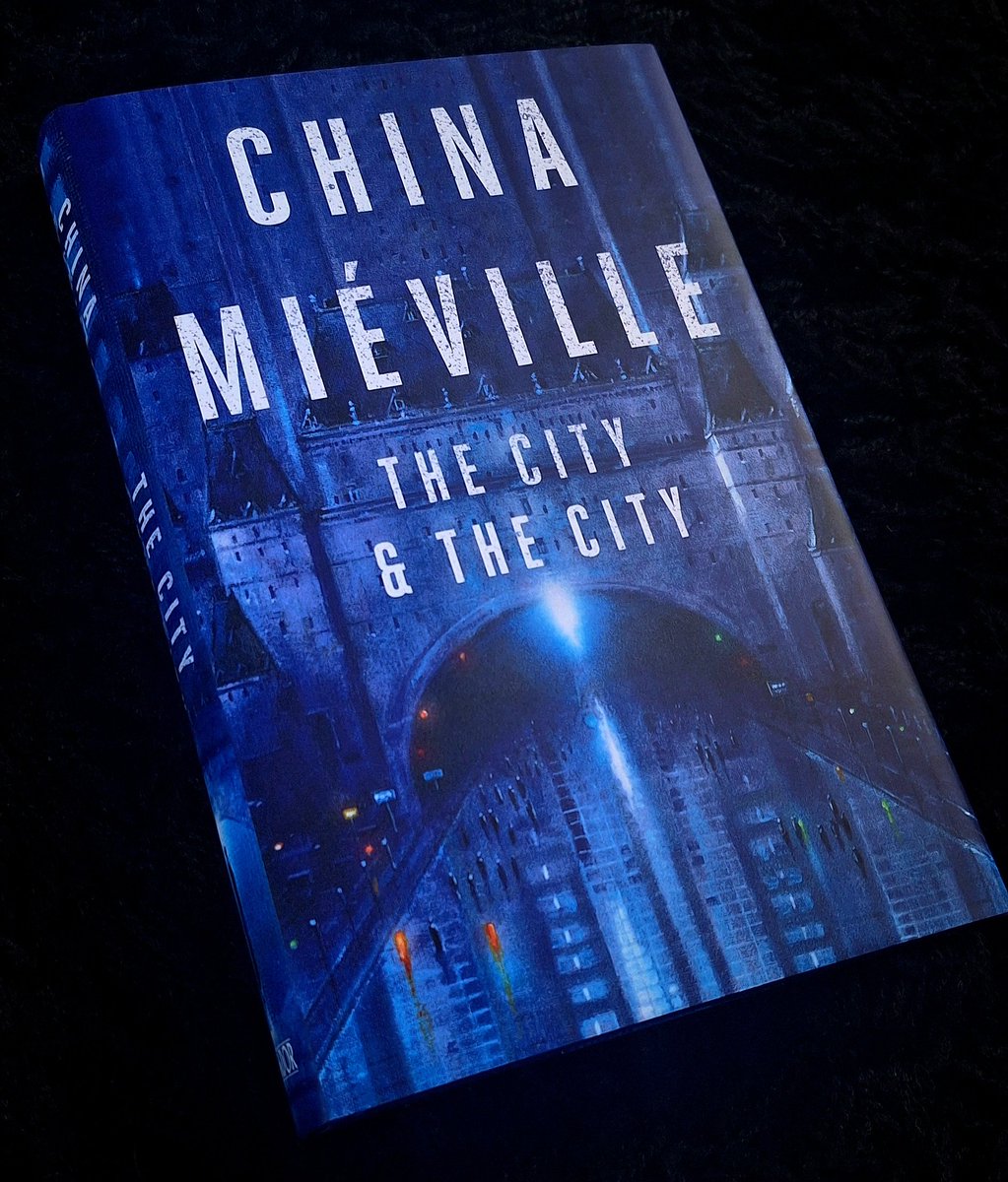 CrabbeToby's tweet photo. Stunning work from @binding_broken yet again with 'The City & The City', by China Miéville 🌇🏙🔦. Growing the collection! #chinamieville #brokenbinding #newcrobuzon #beautifulbooks #writingcommunity #readingcommunity https://t.co/Bj4UG0oepa