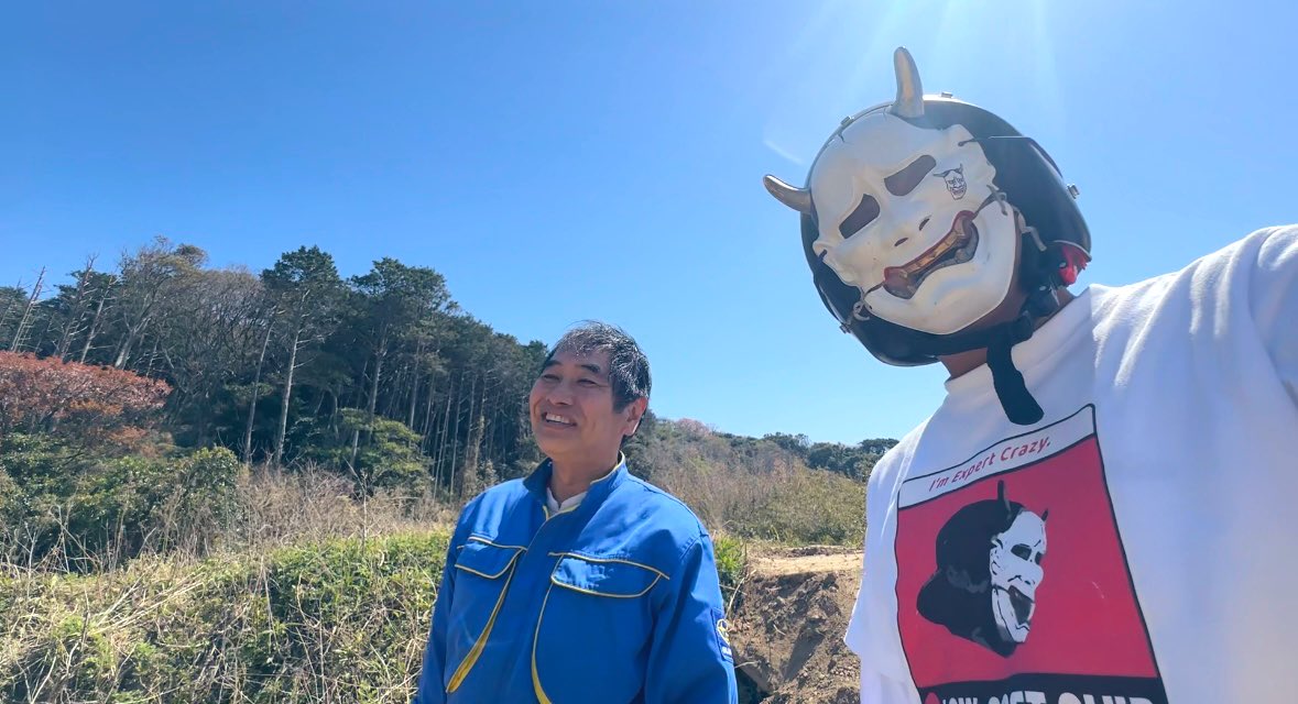pimpburger's tweet photo. 永遠のライバルカモさんが
勢いよく横転してくれました。

引退を考えているそうですが、
もちろん許しません。

つきましては車両を探しております
パジェロミニかジムニー(5型以降)でクソ安いのがあれば情報お願いします🙇 https://t.co/Debih5NsEE