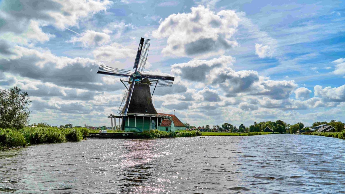 In het uitgestrekte Westzijderveld staat een van de laatste pelmolens van Nederland: Het Prinsenhof. Deze achtkante bovenkruier, gebouwd in 1722, is een indrukwekkend voorbeeld van de molenbouw uit de bloeiperiode van de Zaanstreek: bit.ly/3E2WAtB 🌾