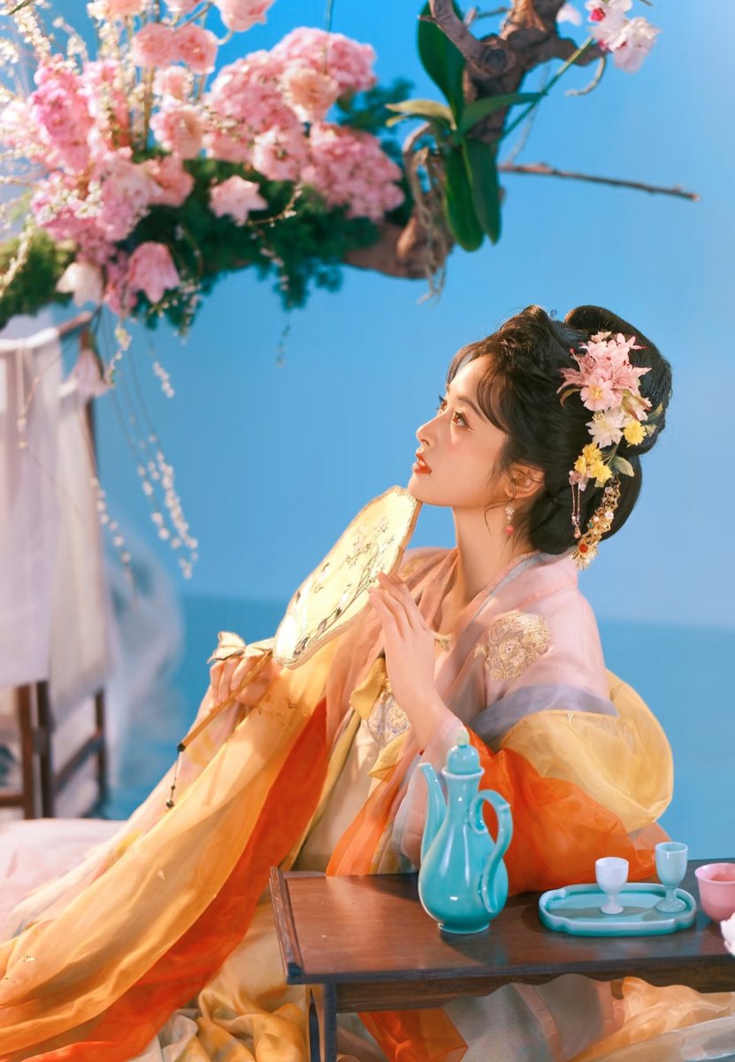 #Chinese actress Shen Yue released photos wearing a light pink #Hanfu with #flowers in her #hair. This custom, dating back to the Wei, Jin, and North and South Dynasties, became popular in the #Tang Dynasty, symbolizing respect for nature and unique aesthetics. (Via: shenyue)
