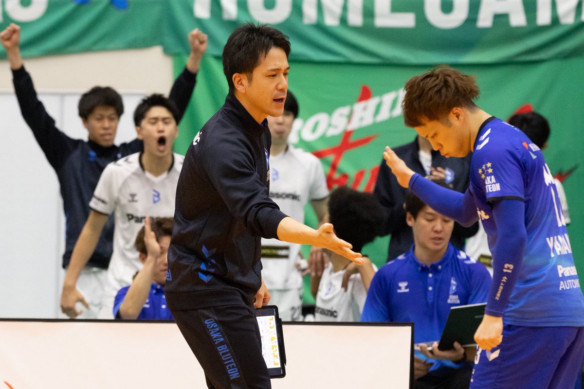 🔵ブルテオン情報🔵
約2ヶ月間ヘッドコーチ代行を務められた #伊藤健士 コーチ💪
ありがとうございました👏👏✨
レギュラーシーズン1位をキープしながら2試合を残して #ロラン・ティリ 監督へバトンタッチです🔥