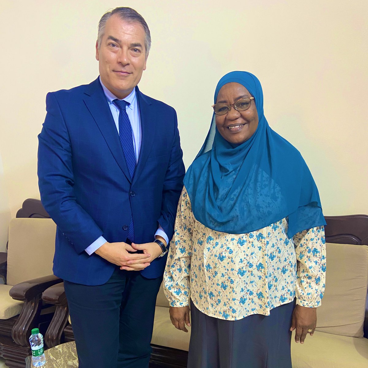 This morning in Port Sudan, I had a very good meeting with the HAC Commissioner, who briefed me of the humanitarian situation in 🇸🇩 . More than 170´000 Sudanese recently returned home. The needs to receive them back with dignity is huge .