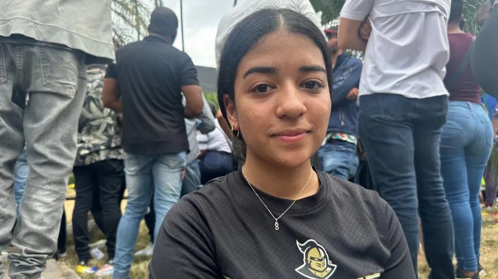 AnimeAlchemy24's tweet photo. 2/ Girl, 17, whose dad is lost in nightclub rubble spends birthday at scene

Máximo Peña, a regular at the Jet Set nightclub for 30 years, attended a concert with his wife and sister, but tragically, they are now among the 184 confirmed dead after the roof collapsed during the event. His daughter, 17-year-old Shailyn Peña, anxiously awaits news of her missing family members while rescue teams search through the rubble.

Despite the efforts of over 300 rescue workers, including international teams, the government announced that the search for survivors would soon transition to recovery efforts. The tragedy has led to three days of national mourning in the Dominican Republic, with notable figures among the deceased, including singer Rubby Pérez and former baseball players.

As rescue operations continue, questions arise about the nightclub's structural integrity, especially concerning a fire two years prior. Shailyn, who has learned about her family's fate from schoolmates, faces her birthday under tragic circumstances, highlighting the profound impact of this disaster on her and many others.