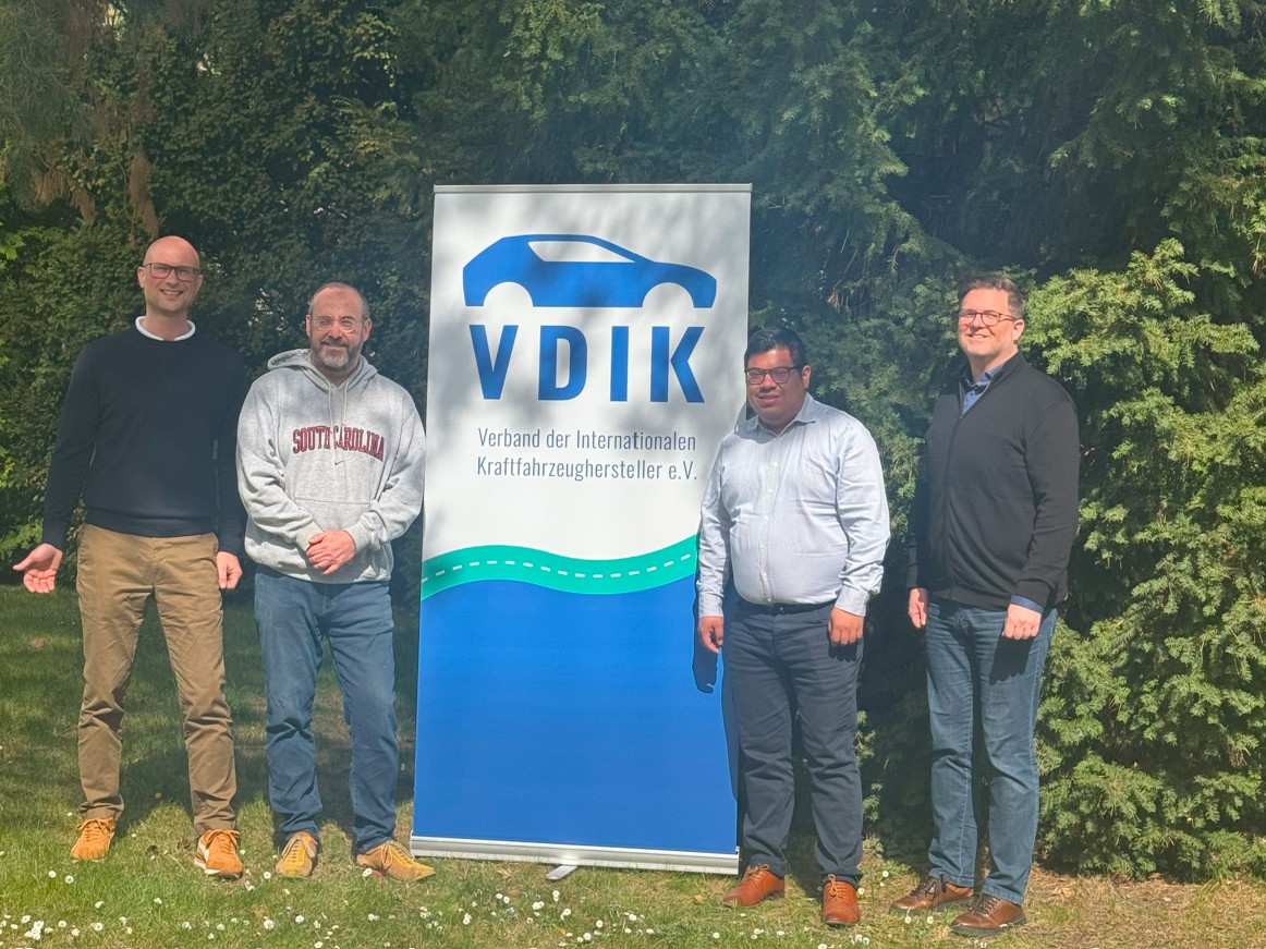 Wir freuen uns, dass Johannes Dallheimer (2.vr) das VDIK-Team seit heute als Politischer Referent unterstützt. Damit ist der VDIK nun bestens aufgestellt, um die Herausforderungen durch die Transformation in der Automobilwirtschaft noch stärker in Richtung Politik zu adressieren.