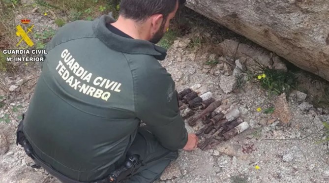 guardiacivil's tweet photo. #ConsejosGC I Si encuentras un proyectil, ten en cuenta que, a pesar del posible deterioro del artefacto, éste puede hacer explosión 🧨.
Señaliza el lugar, evita que el artefacto quede oculto y llama al ☎️062
#TEDAXGC #HallazgoExplosivos https://t.co/PndF6DPlSV