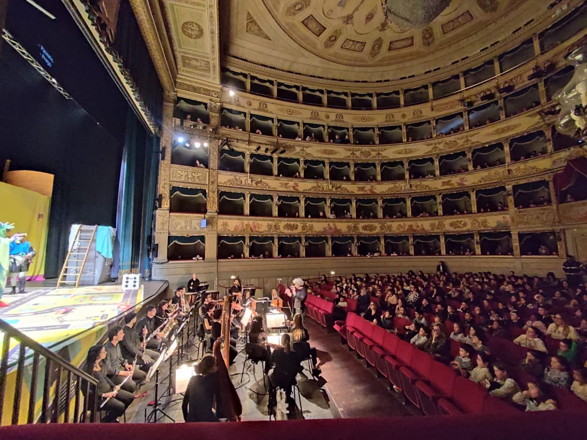 TeatroAlighieri's tweet photo. Oggi è la giornata dei Reali a #Ravenna ma anche di #Falstaff a teatro per le scuole. Attesi 2000 ragazzi ❣️#carloecamilla #operadomani #giuseppeverdi https://t.co/wlVg4dJLBO