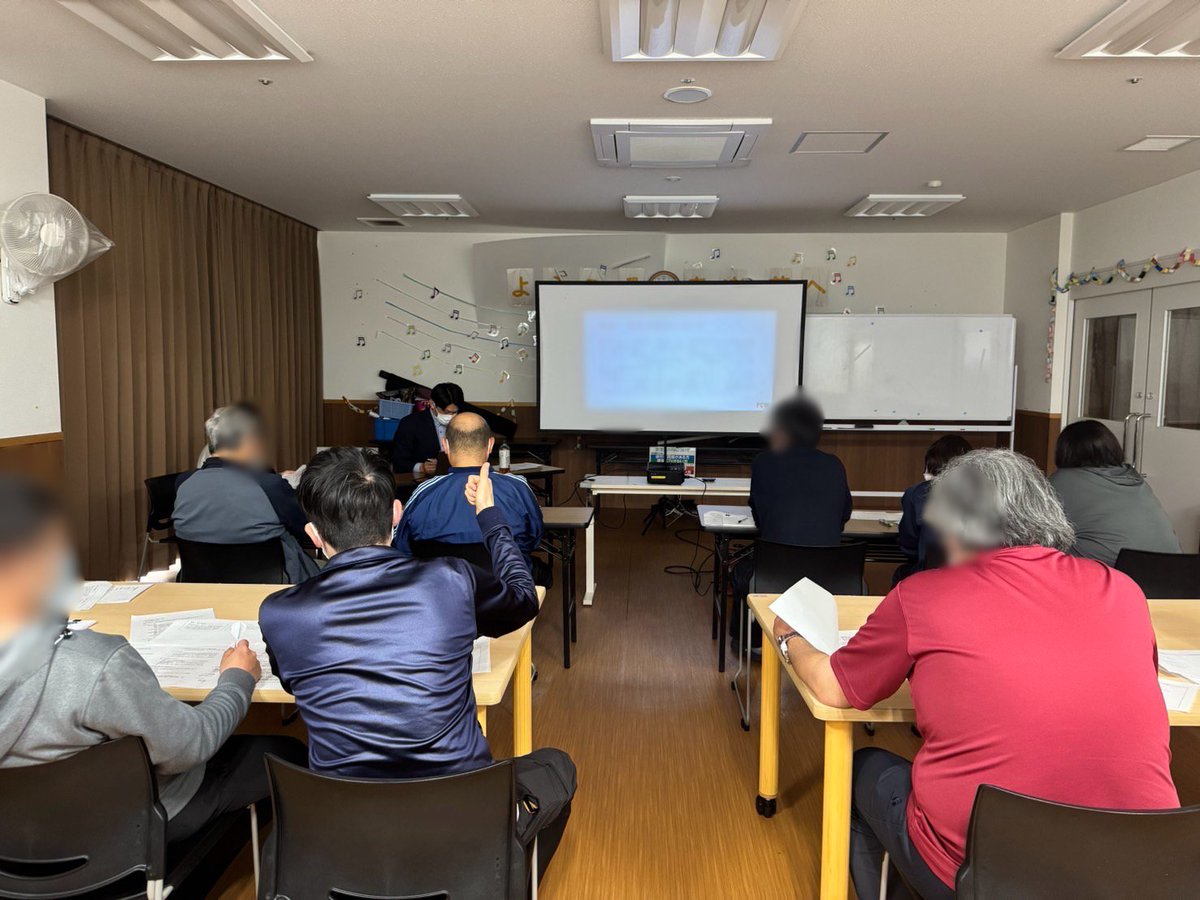 pcw_ceo's tweet photo. このたび、社会福祉法人沖の洲福祉会が運営する救護施設「寿楽荘」様にて講師として登壇し、「精神科看護の基礎と実践」をテーマに講義を行わせていただきました。

寿楽荘様は、昭和30年に徳島市立救護施設として発足し、平成24年より現在の社会福祉法人沖の洲福祉会のもとで再スタートされた、長い歴史と実績を持つ施設です。多様なご事情を抱える方々にとって、安心して暮らせる生活の場を提供し、「その人らしい心豊かな生活の実現」を目指して日々支援を続けておられます。

講義では、精神科看護の基本的な考え方から現場での実践的な対応まで、具体的な事例を交えながらお話しさせていただきました。参加された職員の皆様からも多くのご質問やご意見をいただき、活発な意見交換の場となりました。

精神科における支援の現場では、「信頼関係の構築」と「その人の人生に寄り添う姿勢」が何よりも重要であることを、改めて共通認識として深めることができた貴重な時間でした。

寿楽荘様のご利用者への温かなまなざしと、ノーマライゼーションの理念に基づいた運営方針には、私たちも大いに学ばせていただく点が多くありました。施設を支える職員の皆様のご尽力に、心より敬意を表します。

今後もこのような学びと交流の機会を大切にし、地域福祉の向上と、支援を必要とするすべての方々の安心と笑顔のために、尽力してまいります。

最後になりますが、このような貴重な機会をいただきました寿楽荘の皆様に、心より感謝申し上げます。