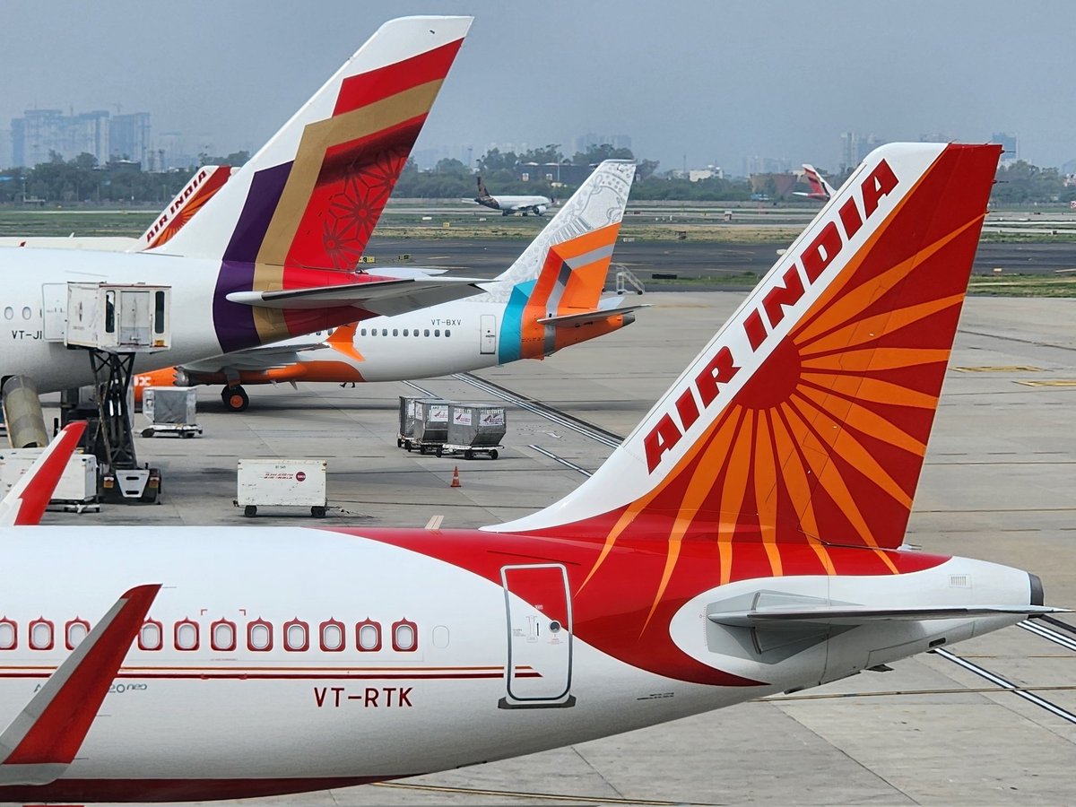 Vinamralongani's tweet photo. It's World #SiblingDay and this photo of the Tata Group siblings - @airindia / @AirIndiaX taken by yours truly at Delhi Airport is perfect for the occasion.
Which tail is your favourite ?
Also, full marks to whoever can guess my favourite.
#AvGeek https://t.co/T3vxUK6FPJ