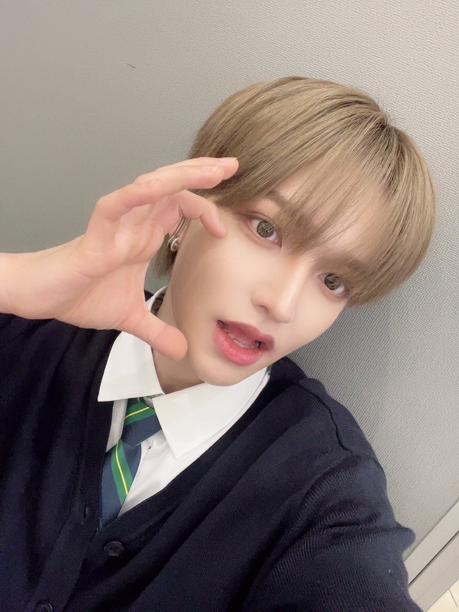 BAE173_member's tweet photo. [#빛] 

🏫🏫

#BAE173 #비에이이173
#BIT https://t.co/nn7BUJxHAs