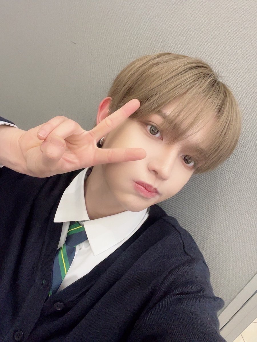 BAE173_member's tweet photo. [#빛] 

🏫🏫

#BAE173 #비에이이173
#BIT https://t.co/nn7BUJxHAs