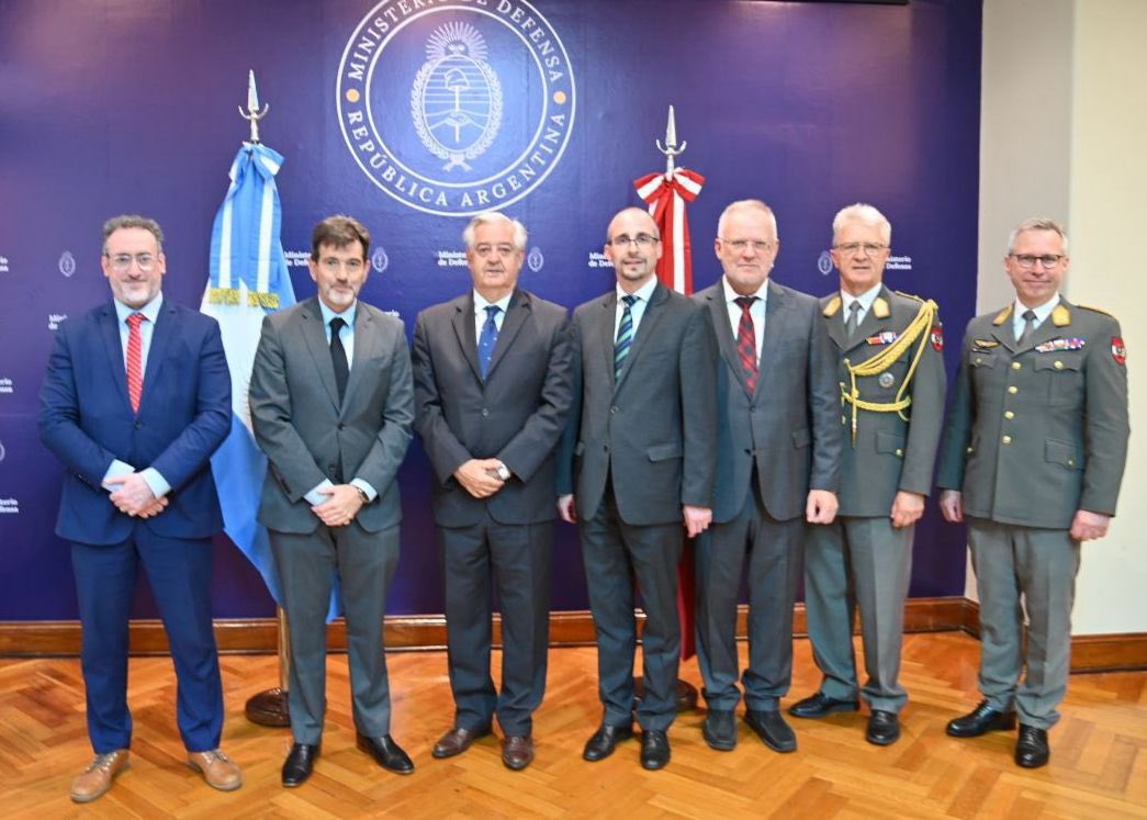 Nos reunimos con el Secretario General del Ministerio de Defensa de Austria, Dr. Arnold Kammel. La primera reunión bilateral de defensa entre ambos países, después de más de 20 años de la firma del acuerdo de cooperación.

Durante el encuentro, abordamos las transformaciones del