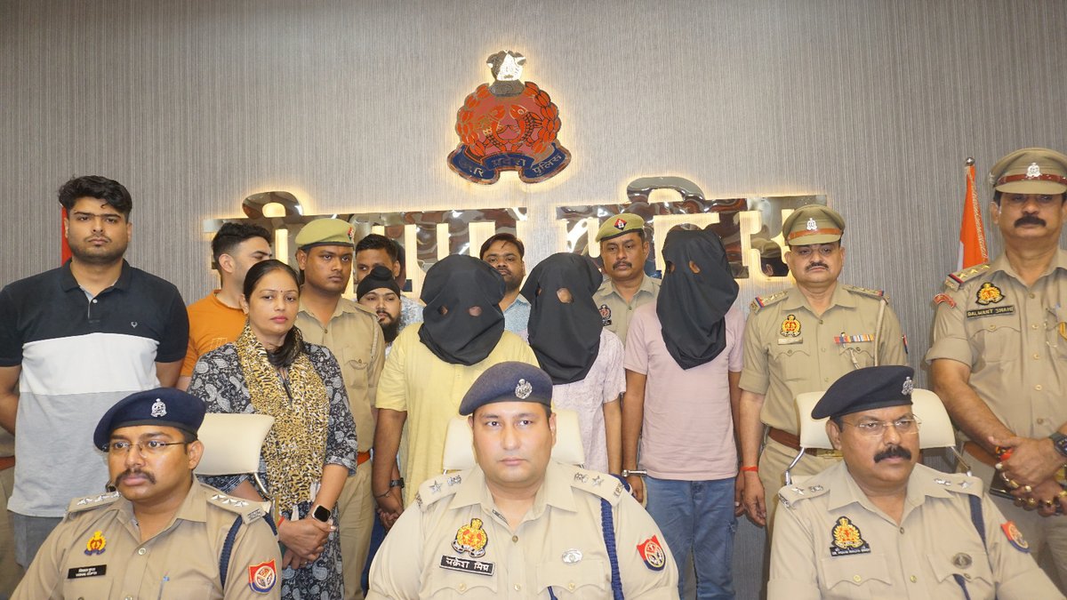 Sitapur Police (@sitapurpolice) on Twitter photo #SitapurPolice
📢🔎एस0ओ0जी0 व थाना महोली की पुलिस टीम द्वारा पत्रकार राघवेंद्र वाजपेयी की हत्या की घटना का सफल अनावरण।
🚓कुल 03 अभियुक्त गिरफ्तार।
🛑नगदी व अन्य सामान बरामद।
#UPPolice #SafeSitapur #सीतापुर #sitapur #BehindBars
<a href="/Uppolice/">UP POLICE</a>
<a href="/dgpup/">DGP UP</a>
<a href="/adgzonelucknow/">ADG Zone Lucknow</a>
<a href="/Igrangelucknow/">IG Range Lucknow</a> #SitapurPolice
📢🔎एस0ओ0जी0 व थाना महोली की पुलिस टीम द्वारा पत्रकार राघवेंद्र वाजपेयी की हत्या की घटना का सफल अनावरण।
🚓कुल 03 अभियुक्त गिरफ्तार।
🛑नगदी व अन्य सामान बरामद।
#UPPolice #SafeSitapur #सीतापुर #sitapur #BehindBars
<a href="/Uppolice/">UP POLICE</a>
<a href="/dgpup/">DGP UP</a>
<a href="/adgzonelucknow/">ADG Zone Lucknow</a>
<a href="/Igrangelucknow/">IG Range Lucknow</a>