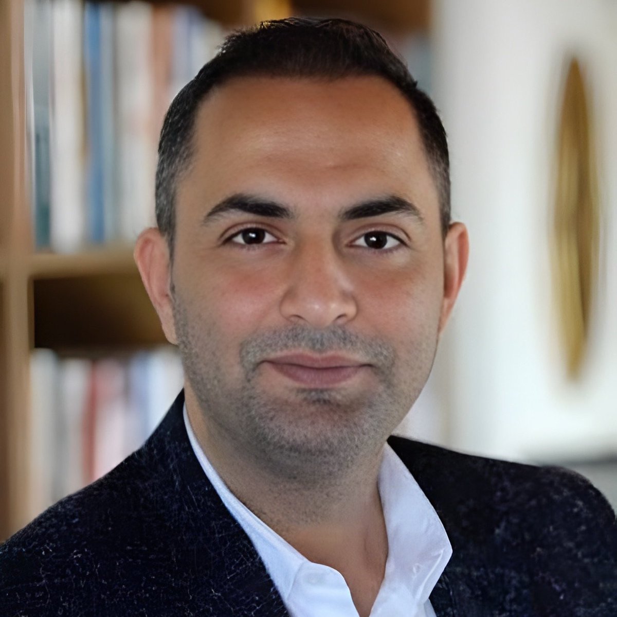 Sesini yükselten herkes ‘vatan haini’ oluyor.
Kaç kişiyi tutuklayacaksınız daha?
Hukuku siyasete alet ederseniz,
alet ettiğiniz siyaset gelir bir gün sizi o koltuktan eder.”
Ve sabahında iki kıymetli gazeteci göz altında. 
#TimursoykanMuratAğırelgazetecidir