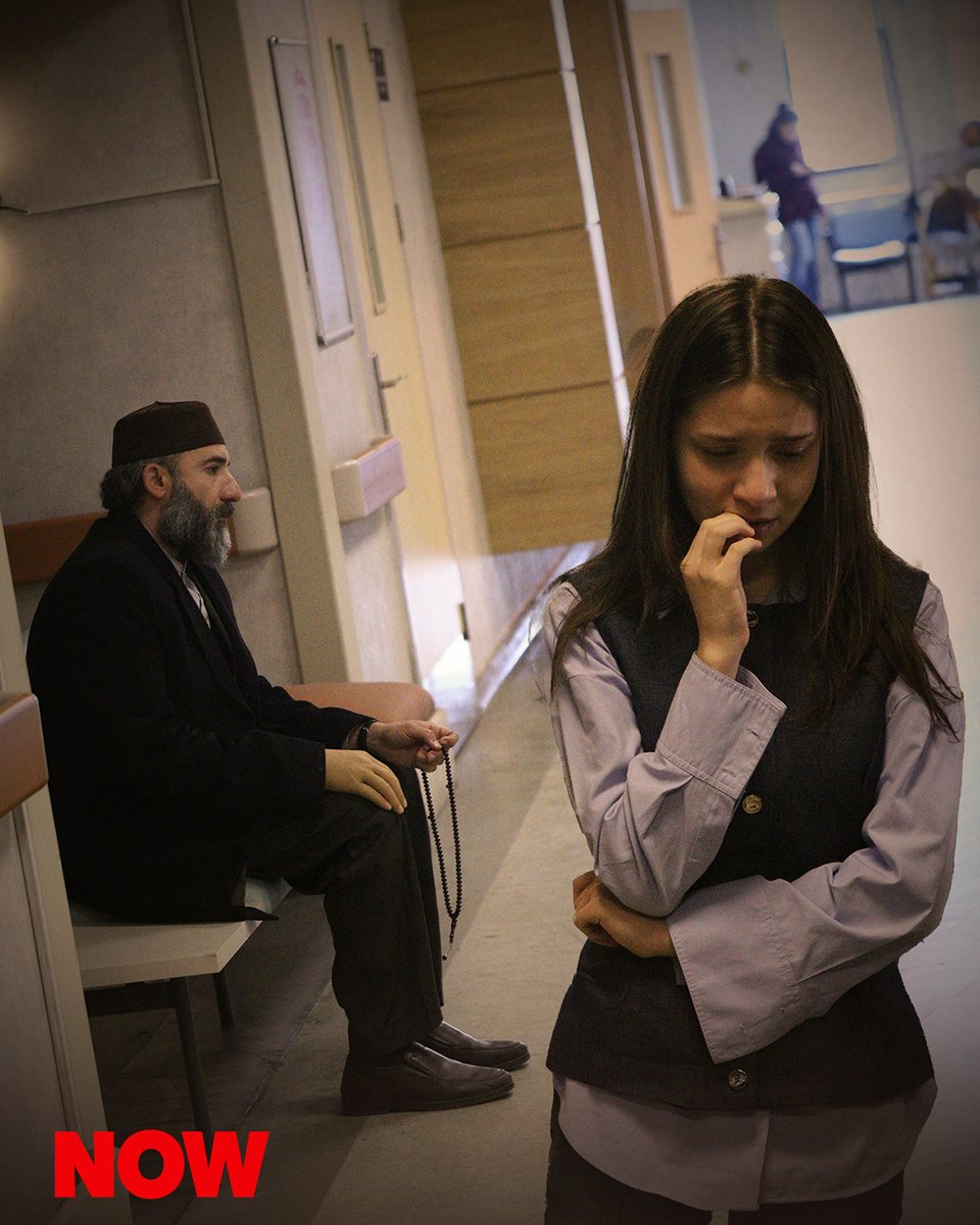 Kizil_goncalar's tweet photo. Dergâhta yaşananların ardından, hastanede endişeli bekleyiş...

#KızılGoncalar yeni bölümüyle Pazartesi 20.00’de NOW’da! @nowtvturkiye 
#KızılGoncalar tüm bölümleriyle Disney+’ta. @DisneyPlusTR https://t.co/Y9fKWLafPO