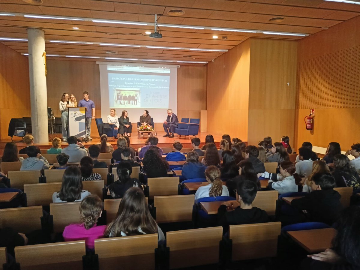 "Mobilités individuelles au IES Bendinat de Mallorca 🇪🇸 : 3 élèves de 1re Bachibac 👩‍🎓👨‍🎓 ont découvert le système éducatif 🏫, assisté aux cours 📚, vécu une immersion en famille … et rencontré le consul français 🇫🇷 pour la Journée de la #francophonie 🌍✨ #Bachibac #Mobilité