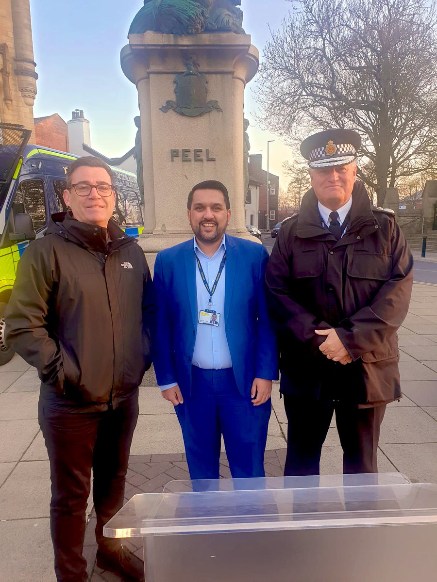 TamoorT's tweet photo. Thank you to @AndyBurnhamGM & Chief Constable Stephen Watson for being in Bury today as part of #OperationAvro. Good briefing by the Detective Chief Superintendent at 6.30am in Bury Town Centre, before a full day of organised police and wider partners activity #OpAVRO https://t.co/XSPPPsFWaU