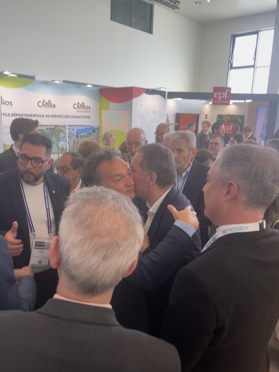 Keolis Ăle-de-France (@keolisidf) on Twitter photo Sur le stand de <a href="/KeolisIDF/">Keolis Ăle-de-France</a>, rencontre avec la <a href="/Prefet91/">PrĂ©fĂšte de l'Essonne đ«đ·</a>, le maire de lâEssonne <a href="/michelbournat/">Michel Bournat</a>, le prĂ©sident des maires de lâEssonne et maire de Igny <a href="/FrVigouroux/">Francisque Vigouroux</a> ainsi que le maire de Massy <a href="/nicolas_samsoen/">Nicolas SAMSOEN</a>.
#UME #KEOLISIDF #Transport #mobilite Sur le stand de <a href="/KeolisIDF/">Keolis Ăle-de-France</a>, rencontre avec la <a href="/Prefet91/">PrĂ©fĂšte de l'Essonne đ«đ·</a>, le maire de lâEssonne <a href="/michelbournat/">Michel Bournat</a>, le prĂ©sident des maires de lâEssonne et maire de Igny <a href="/FrVigouroux/">Francisque Vigouroux</a> ainsi que le maire de Massy <a href="/nicolas_samsoen/">Nicolas SAMSOEN</a>.
#UME #KEOLISIDF #Transport #mobilite