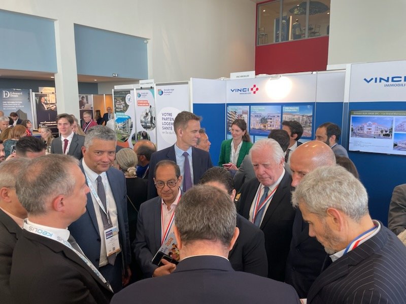 KeolisIDF's tweet photo. Sur le stand de @KeolisIDF, rencontre avec la @Prefet91, le maire de l’Essonne @michelbournat, le président des maires de l’Essonne et maire de Igny @FrVigouroux ainsi que le maire de Massy @nicolas_samsoen.
#UME #KEOLISIDF #Transport #mobilite https://t.co/PKDxA83NRw