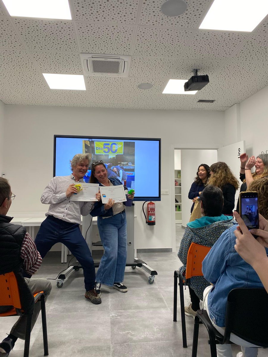 Badatoz udaberriko oporrak!!!🌼 

Azken klase eguna berezia izan dugu: argazki lehiaketa azkarra egin dugu ikasleen artean. 45 minutuan haien sormena martxan jarri, eta herrian barrena argazkiak ateratzen ibili dira. 
A1eko taldearen argazkia izan da garaile. Zorionak!!!