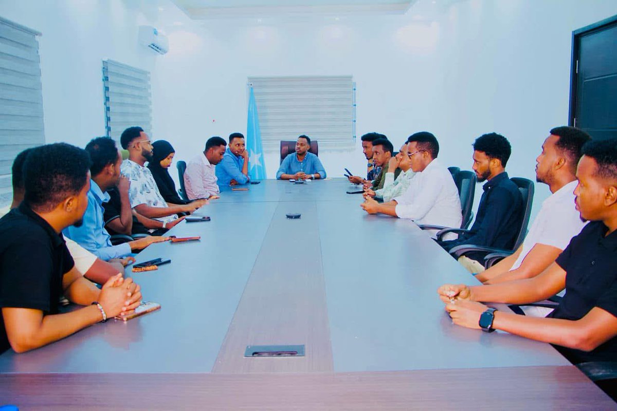 Last night, a significant meeting took place in Mogadishu, gathering the youth of the capital and led by the Chairman of the National Youth Council of Somalia. The focus of the meeting was to explore ways to support the SNA forces in their ongoing efforts. 🇸🇴✊🏽. #kacdoon_shacab.