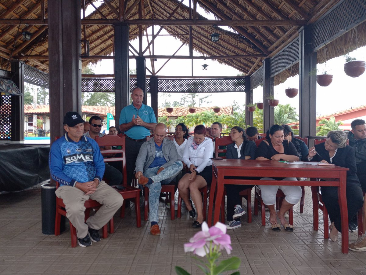 AliuskaCarballo's tweet photo. En el Hotel #LaErmita, perteneciente a #Cubanacán, intercambiamos con militantes del @PartidoPCC y trabajadores, cómo parte del proceso político, buscando que el #Turismo vuelva hacer la locomotora de la economía en #Cuba
#Turismo_Pinar
#PinarXNuevasVictorias https://t.co/657IukAJ2n