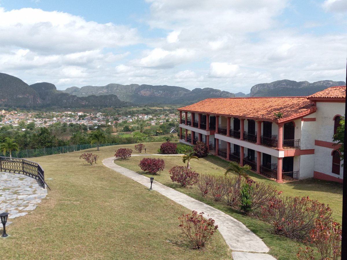 AliuskaCarballo's tweet photo. En el Hotel #LaErmita, perteneciente a #Cubanacán, intercambiamos con militantes del @PartidoPCC y trabajadores, cómo parte del proceso político, buscando que el #Turismo vuelva hacer la locomotora de la economía en #Cuba
#Turismo_Pinar
#PinarXNuevasVictorias https://t.co/657IukAJ2n