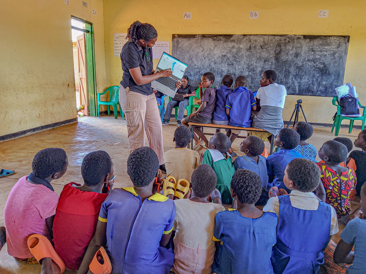 GirlsPlatform's tweet photo. 𝗜𝗻𝘁𝗿𝗼 𝘁𝗼 𝗚𝗜𝗦 𝗳𝗼𝗿 𝗖𝗹𝗶𝗺𝗮𝘁𝗲 𝗔𝗰𝘁𝗶𝗼𝗻
Last week our E-Stem project in Salima focused on educating young people on how they can use open street mapping for climate action.
#YouthForClimateAction #LetsGoOut https://t.co/Qlx9csXLpq