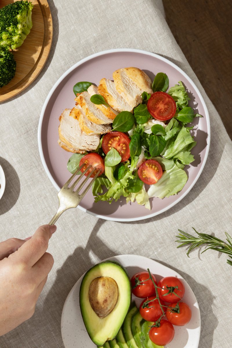 VitalWave8's tweet photo. Fresh, simple, and packed with nutrients! 🥑🍗🥗 A balanced meal to fuel your day. Who else loves a good chicken and avocado combo? 😋 #HealthyEating #NutritiousAndDelicious https://t.co/2AAN39EGAG