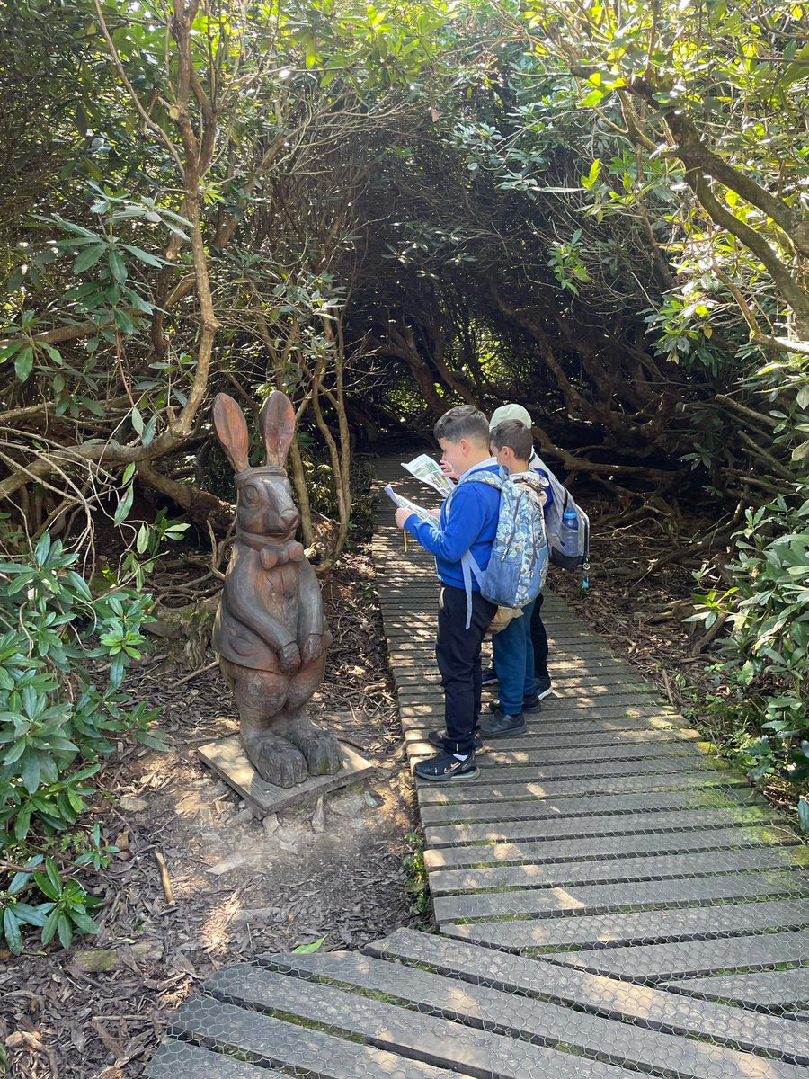 Fosse_TMET's tweet photo. Year 3 are busy exploring all the incredible sculptures. #fmgeography #curious https://t.co/FknZUEALqs