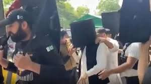 جناب عمران احمد خان نیازی جب ٹرمپ اور چینی صدر ژی کی صلح کروانے جائیں گے تو یہ والی بالٹی پہن کے جائیں گے یا پھر اس کے لئے کوئی نئی بالٹی بنوائیں گے۔ بس بیٹھا تھا سوچا پوچھ لوں 🤣🤣🤣🤣🤣🤣🤣