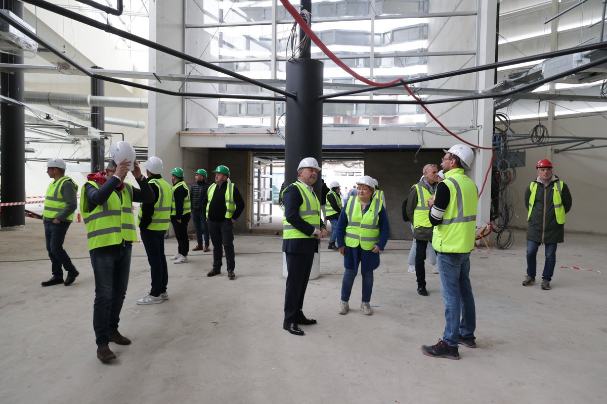 [ #Travaux 👷‍♀ ] #Amiens : ce matin, <a href="/HubertdeJenlis/">Hubert de Jenlis</a>, Maire d'Amiens échangeait avec les commerçants de la Halle au frais lors d'une visite de chantier #Thread 👇