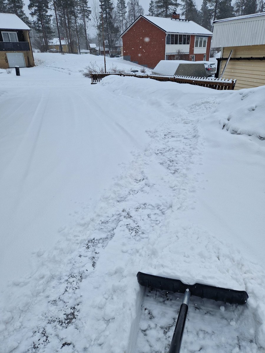 April när det är som bäst; igår kickade grabben kickbike tillsammans med kompisar efter gatan, idag skottar vi snö. 🙄