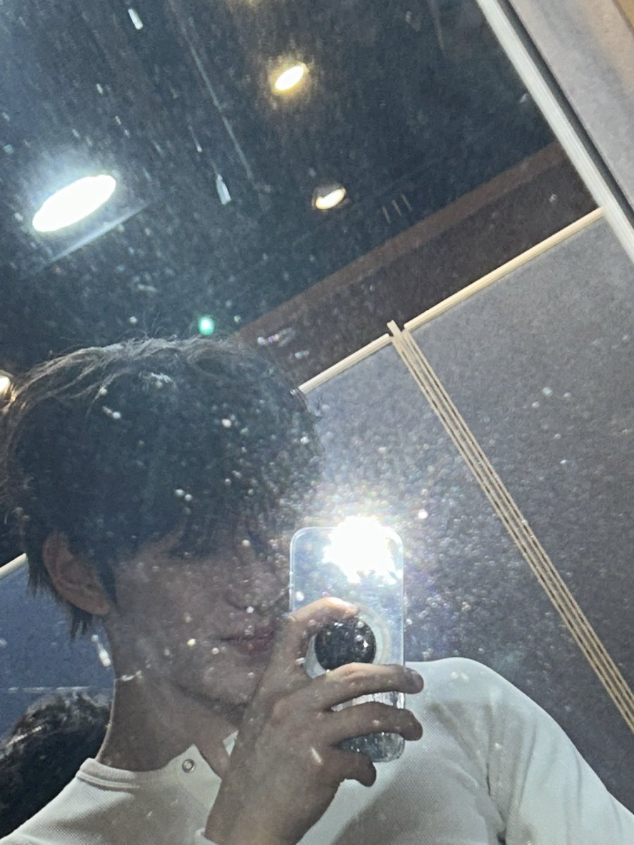 CYE_MEMBERS7's tweet photo. 이게 요즘 mz샷 먼지샷 이라는거야~📸

#서경배 #SEOKYOUNGBAE
#CLOSEYOUREYES #클로즈유어아이즈
#클유아 #CYE https://t.co/rm2kwfRtDM