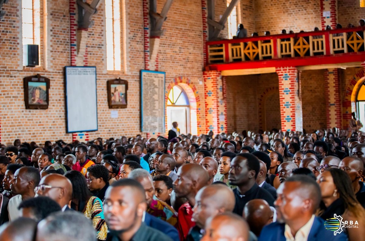 🚨AKA KANYA🚨

Muri Paruwasi Gatolika ya Rulindo, mu Karere ka Rulindo, Intara y’Amajyaruguru, hari kubera Misa yo gusabira no gusezera bwa nyuma, Alain Mukuralinda wari Umuvugizi Wungirije wa Guverinoma y’u Rwanda, uherutse kwitaba Imana.

Ni misa yitabiriwe n’abo mu muryango