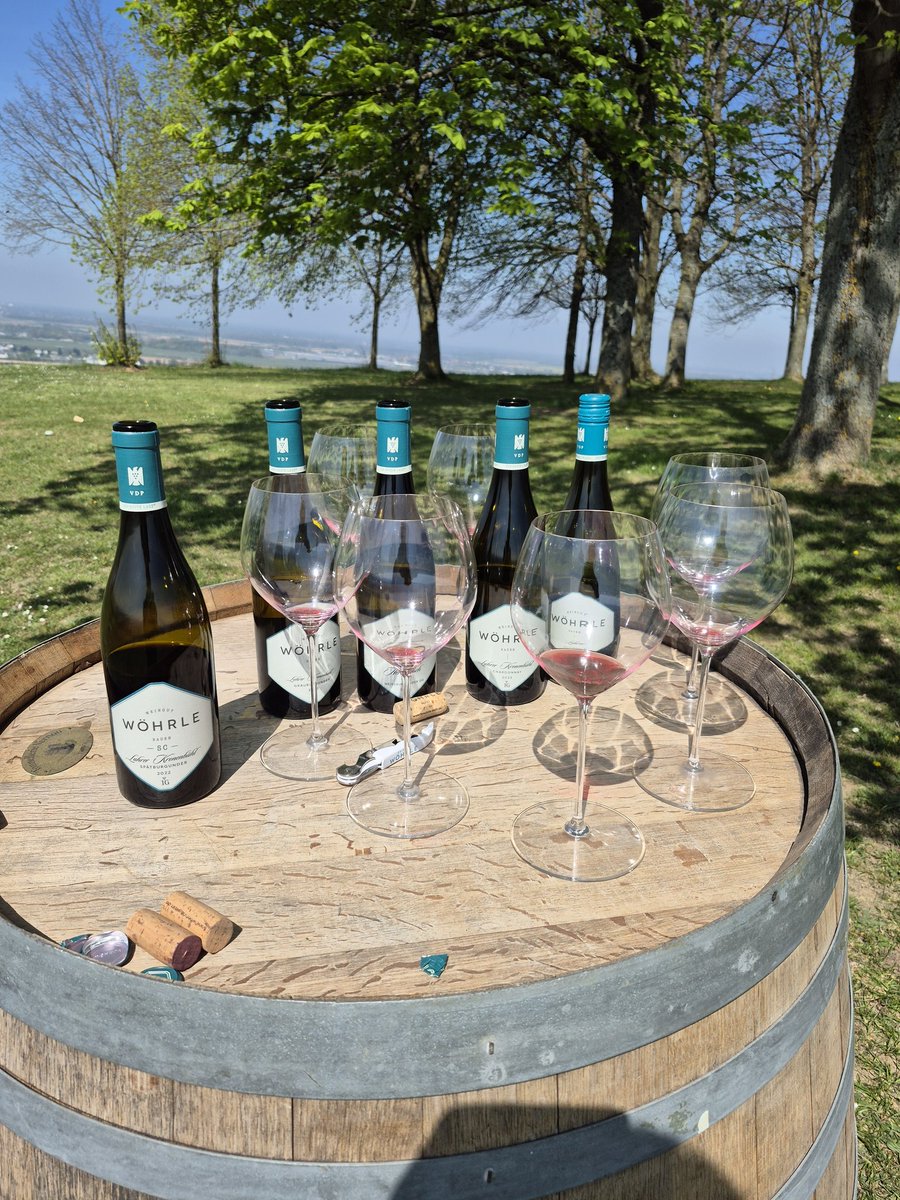 Haben die Herrschaften wohl vergessen. Die Flaschen sind noch halb voll. Schade um den guten Tropfen.