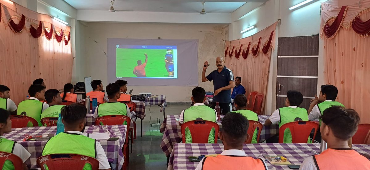 MPFAJABALPUR's tweet photo. The second day of Level 8 referee Course was very exciting as the participants were seen getting practical knowledge of duties and responsibilities of a referee. The participants were also seen theoretical knowledge about different aspect, roles and duties of a Referee. https://t.co/stzPZZ8jo0