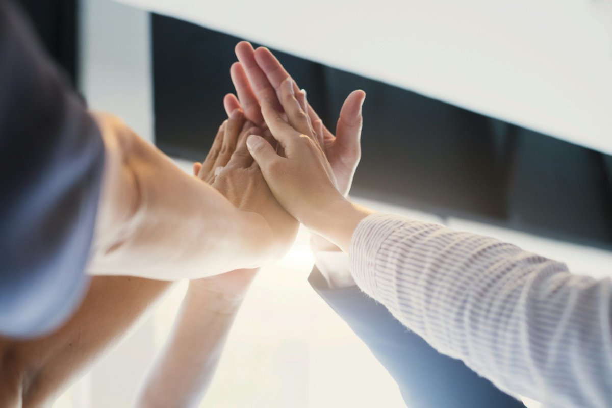 bjoernb's tweet photo. Werte schlagen Lebenslauf.
Wer auf Cultural Fit statt nur Skills setzt, findet die besseren Mitarbeitenden.
Neuer Blog: Wertebasiertes Recruiting richtig einsetzen.
🔗 https://t.co/huqqVDvH0q #Recruiting #CulturalFit #Werte #HR #BobachRecruiting #EmployerBranding https://t.co/aaTvyVxE0u