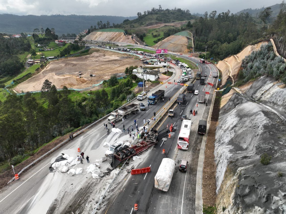 ⚠️ #Atención | Volcamiento total en la vía Bogotá - Girardot, km 106, sector El Soche (Granada). 🚛➡️🚙 Tractocamión volcado afectó una camioneta. 🚑 Ambulancias en el lugar valorando conductores. 🚧 Paso a un carril mientras despejan. #SeguridadVial