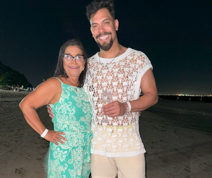 🚨Mãe de Vinícius, participante do #BBB25, disse que está orgulhosa do filho após ele assumir a sua bissexualidade:

“Tenho muito orgulho do meu filho sobretudo agora, ele só mostra a coragem e a vontade de ser quem é. Vinícius nunca poderia ser uma decepção para nós.”