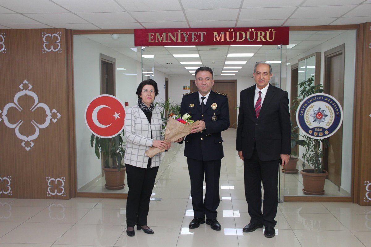 🇹🇷Türk Polis Teşkilatının 180 Kuruluş Yıl Dönümü münasebetiyle
📌Bahçelievler İlkokulu Müdürü Ender Özcan Özçakır, öğretmen ve öğrencileri ile birlikte,  İl Emniyet Müdürü Sayın Arif Pehlivan'ı, ziyaret ederek Polis Haftasını kutladı.