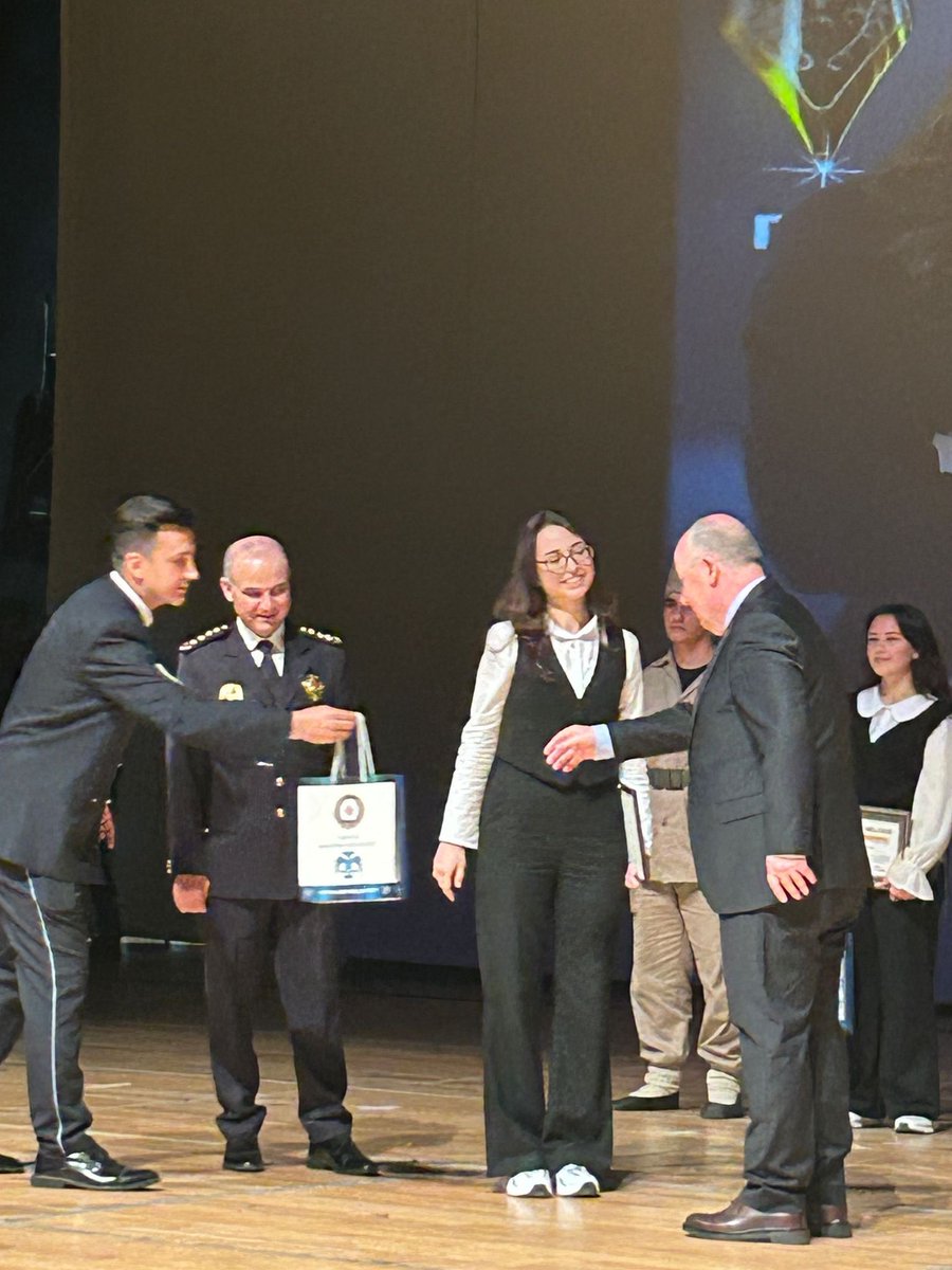 AnafartalAl's tweet photo. Polis Teşlilatının kuruluşunun 180. Yılında Denizli İl Emniyet Müdürlüğü ‘nün düzenlediği Ezberden Şiir Okuma  Yarışmasında , kendi yazdığı şiir ile katılan öğrencimiz Burcu Abacı il birincisi olarak okulumuzu gururlandırmıştır.@EmniyetGM @emre_caliskan @PamukkaleMEM @DenizliVal https://t.co/qysE2ICF6N