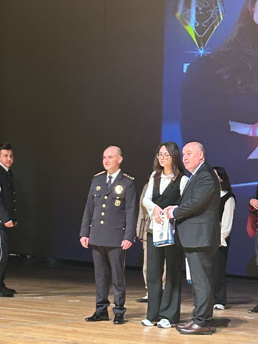 AnafartalAl's tweet photo. Polis Teşlilatının kuruluşunun 180. Yılında Denizli İl Emniyet Müdürlüğü ‘nün düzenlediği Ezberden Şiir Okuma  Yarışmasında , kendi yazdığı şiir ile katılan öğrencimiz Burcu Abacı il birincisi olarak okulumuzu gururlandırmıştır.@EmniyetGM @emre_caliskan @PamukkaleMEM @DenizliVal https://t.co/qysE2ICF6N
