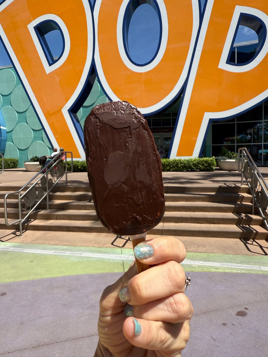 disney_foodies's tweet photo. 🚨Sweet treat alert! 🍰Disney's Pop Century Resort has just debuted a new Cake Bar treat:
Orange cake bar with buttercream and SKITTLES, topped with POP'd Freeze Dried Candy 💵 $6.29
#DisneysPopCenturyResort #CakeBar #DisneyDesserts https://t.co/f2xMv80FxZ