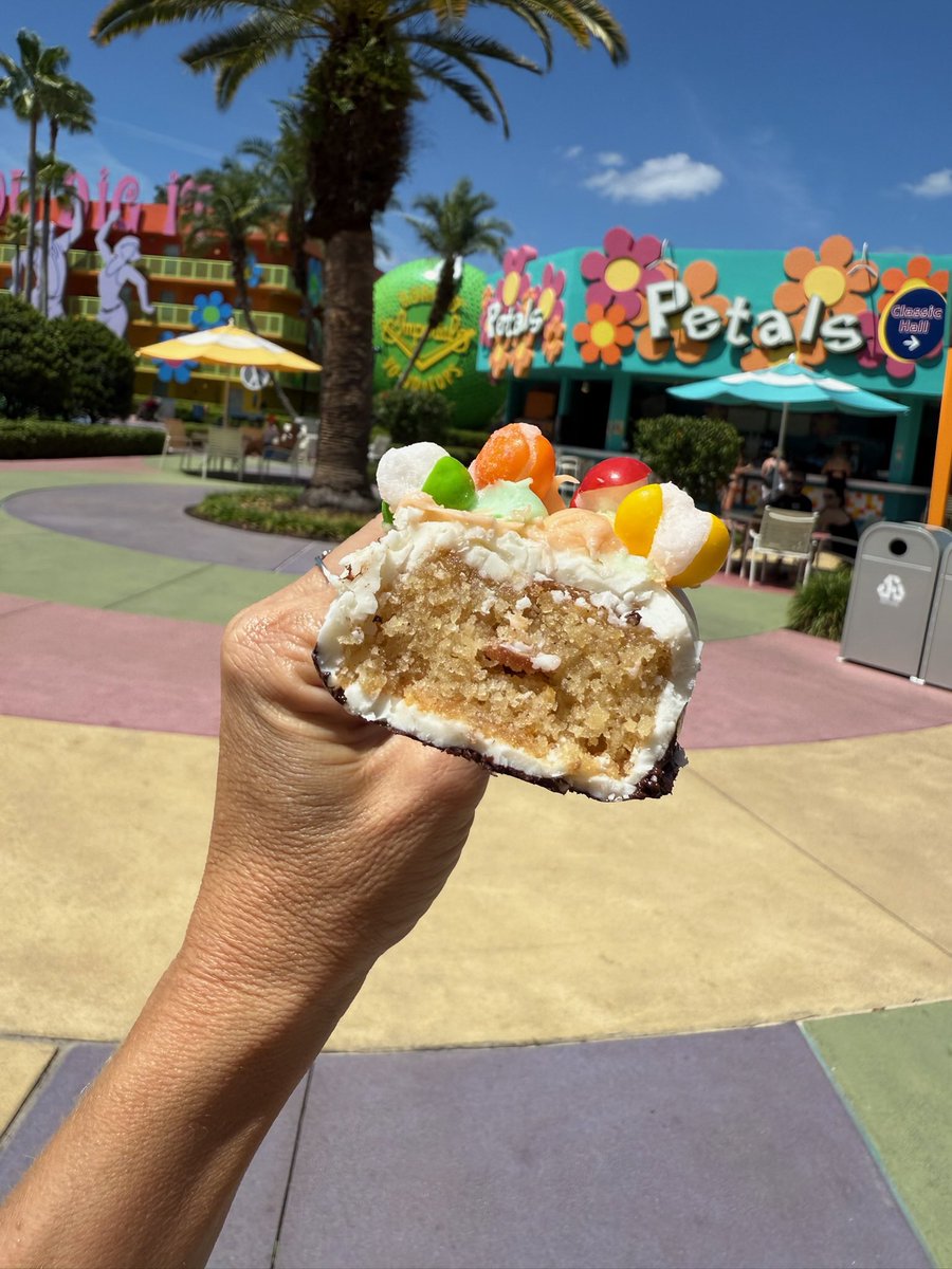 disney_foodies's tweet photo. 🚨Sweet treat alert! 🍰Disney's Pop Century Resort has just debuted a new Cake Bar treat:
Orange cake bar with buttercream and SKITTLES, topped with POP'd Freeze Dried Candy 💵 $6.29
#DisneysPopCenturyResort #CakeBar #DisneyDesserts https://t.co/f2xMv80FxZ