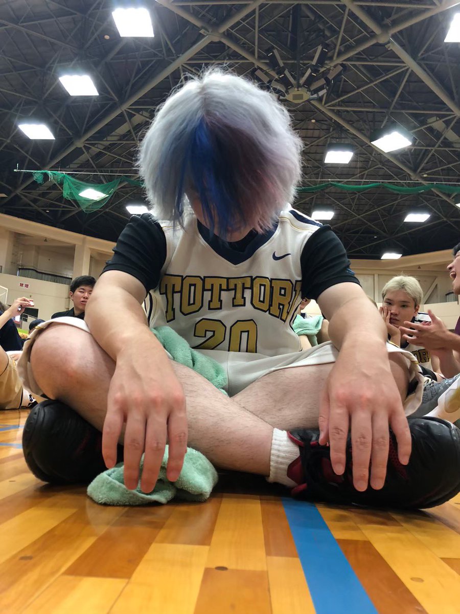 torimedbasket's tweet photo. 部員紹介⑩
新M5 コムラコウエイ
背番号20
長崎出身
よく通る声を響かせながら献身的なプレーをするが、得点のタイミングは虎視眈々と狙っているため油断ならない面倒見がとにかくよく、泥酔しながらも後輩に気を使い続ける。
ネットの世界の住民 https://t.co/J9ShZ7eLbs