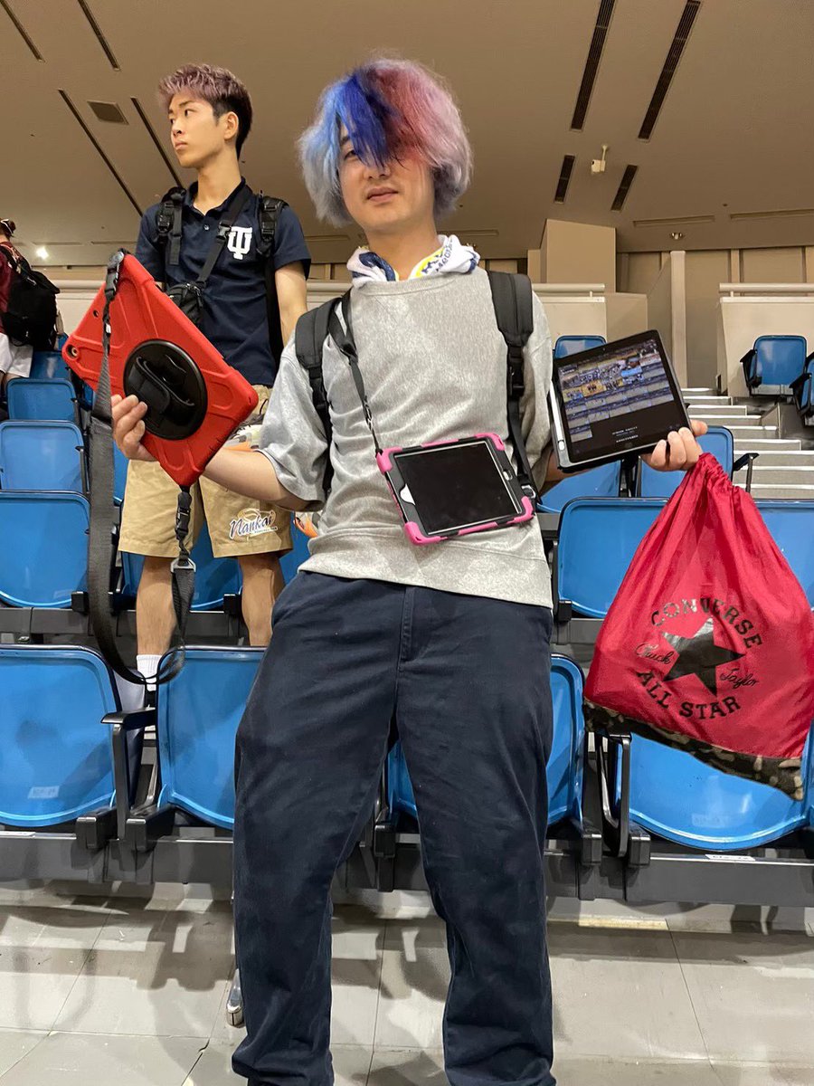 torimedbasket's tweet photo. 部員紹介⑩
新M5 コムラコウエイ
背番号20
長崎出身
よく通る声を響かせながら献身的なプレーをするが、得点のタイミングは虎視眈々と狙っているため油断ならない面倒見がとにかくよく、泥酔しながらも後輩に気を使い続ける。
ネットの世界の住民 https://t.co/J9ShZ7eLbs