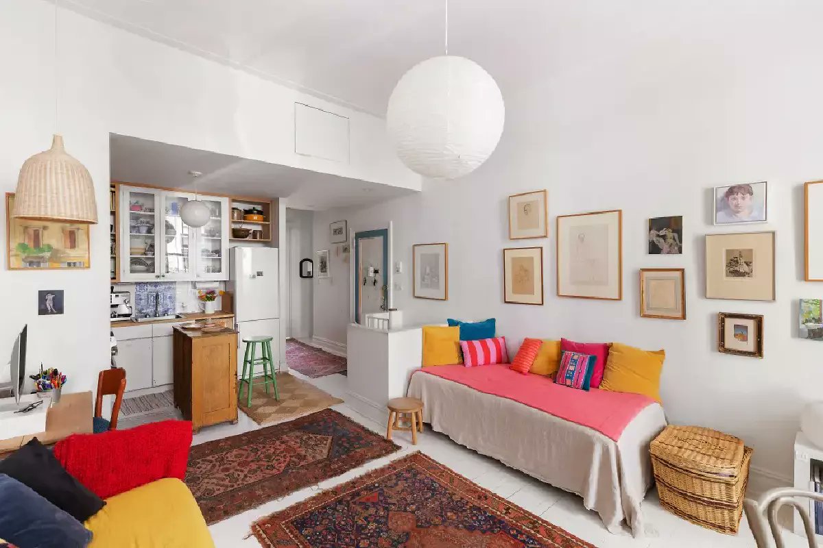 Comedian Louis C.K. — aka, Louis Alfred Székely — has sold his Greenwich Village home inside a landmarked, red-brick townhouse for $2.36 million, Gimme Shelter can reveal. marta-milton.cb1.info/iq5a5t