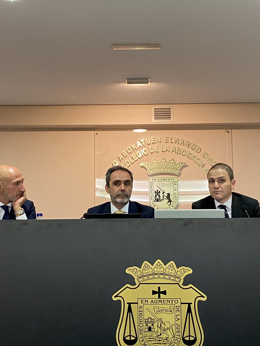 Qué pena de tarde!!!!
Aquí debatiendo de cuestiones penales….