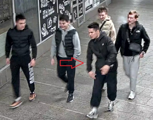 🟥‼️UWAGA, POLICJA SZUKA TEGO TYPA!

W nocy z 29 na 30 III brutalnie pobił człowieka - ten ma bardzo ciężkie obrażenia (m.in. złamanie kości w okolicach czaszki).

Policja informuje, że napastnik mówił ze wschodnim akcentem.

☎️Informacje można przekazywać pod